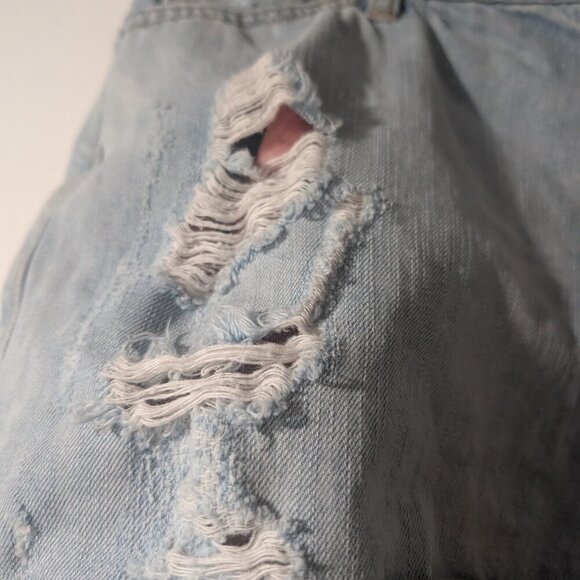 Gap | Sexy Boyfriend Shorts in Distressed Light Wash - Picture 5 of 7